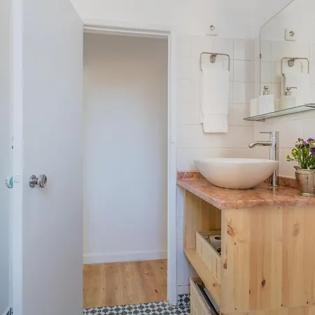 Soalheiro No Bairro Alto / Chiado *